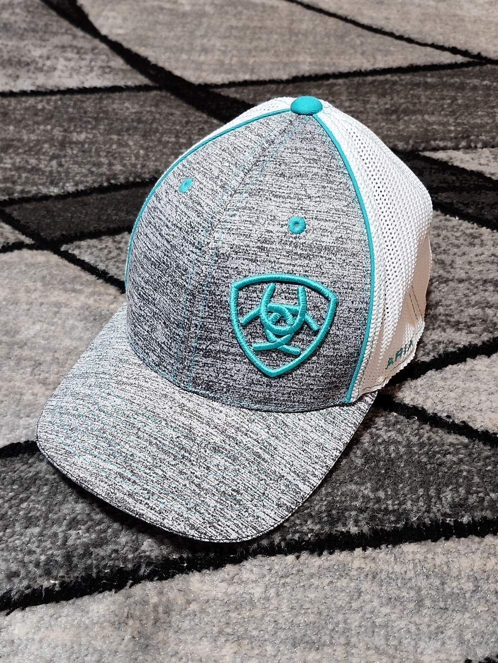 ARIAT FLEXFIT 110 GRAY EMBROIDERED TEAL RAISED OFF-SET SHIELD MESH SNAP BACK HAT
